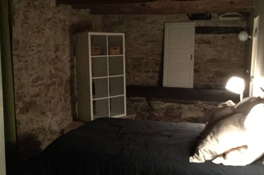 Magnífico hórreo, 8 personas 4 dormitorios, piscina privada climatizada, campo in Brengues, Macizo Central