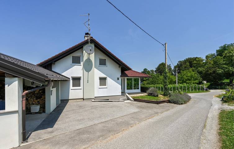 Ferienhaus für 6 Personen, mit Terrasse und Pool sowie Ausblick und Garten, mit Haustier