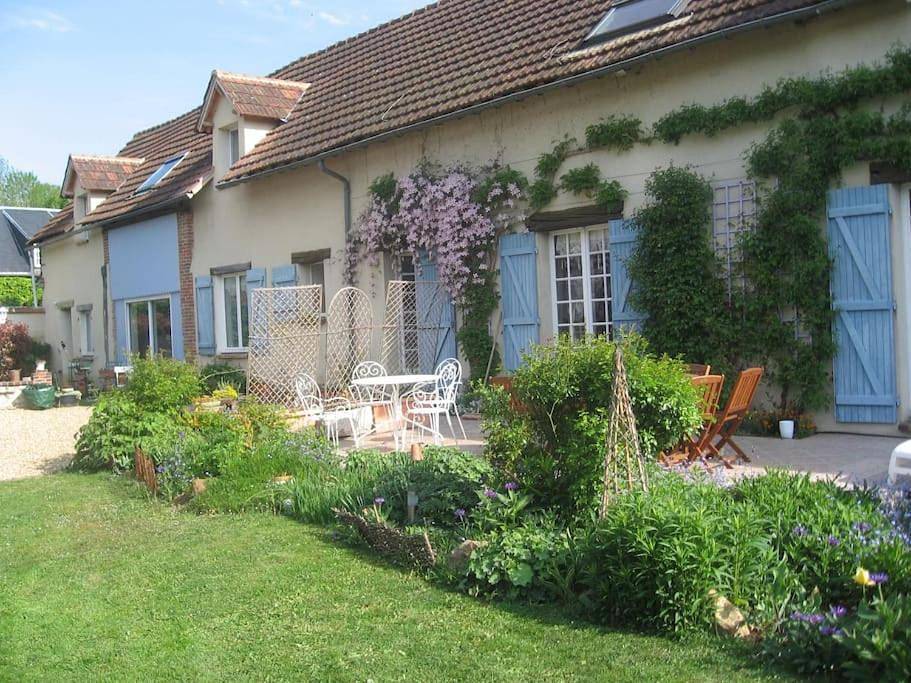 Two-Bedroom House in Saint-Prest, Région de Chartres