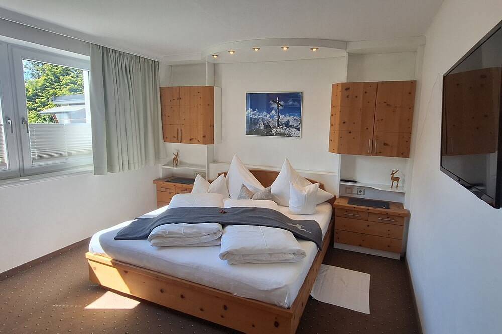 Ganze Wohnung, Komfort Apartment 2-4 Pers. am Land Nähe Innsbruck 5 km, Terrasse, E-Ladestation in Tuxer Alpen, Lans
