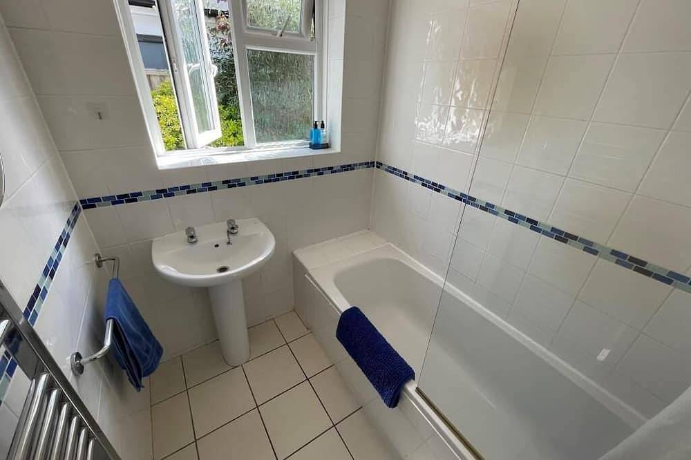 Lovely Bungalow Just 200 Yards From Seafront With Garden in Mudeford, Christchurch