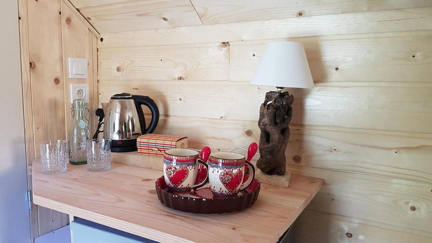 Camping pour 2 personnes, avec jardin et vue sur le lac ainsi que vue et terrasse, animaux acceptés