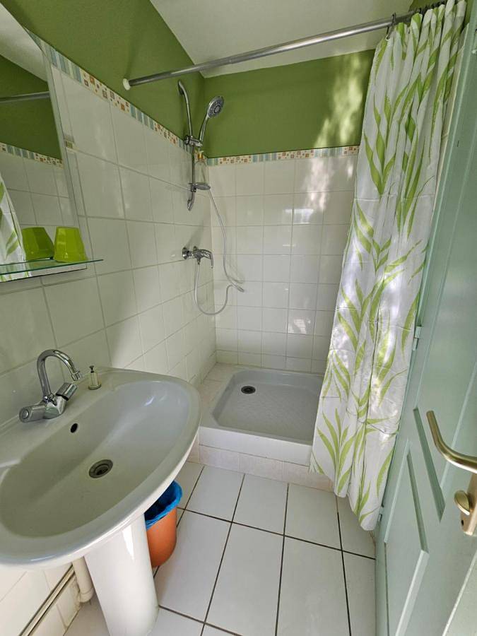 Gîte pour 2 personnes, avec Terrasse ainsi que Jardin et Vue à Theix - 4
