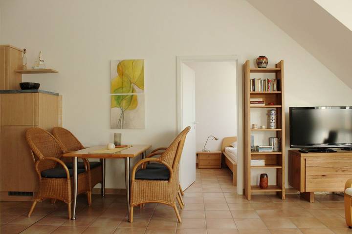 Ganze Wohnung, Komfortable Ferienwohnung mit Balkon in erster Strandreihe in Ostseebad Zingst, Zingst
