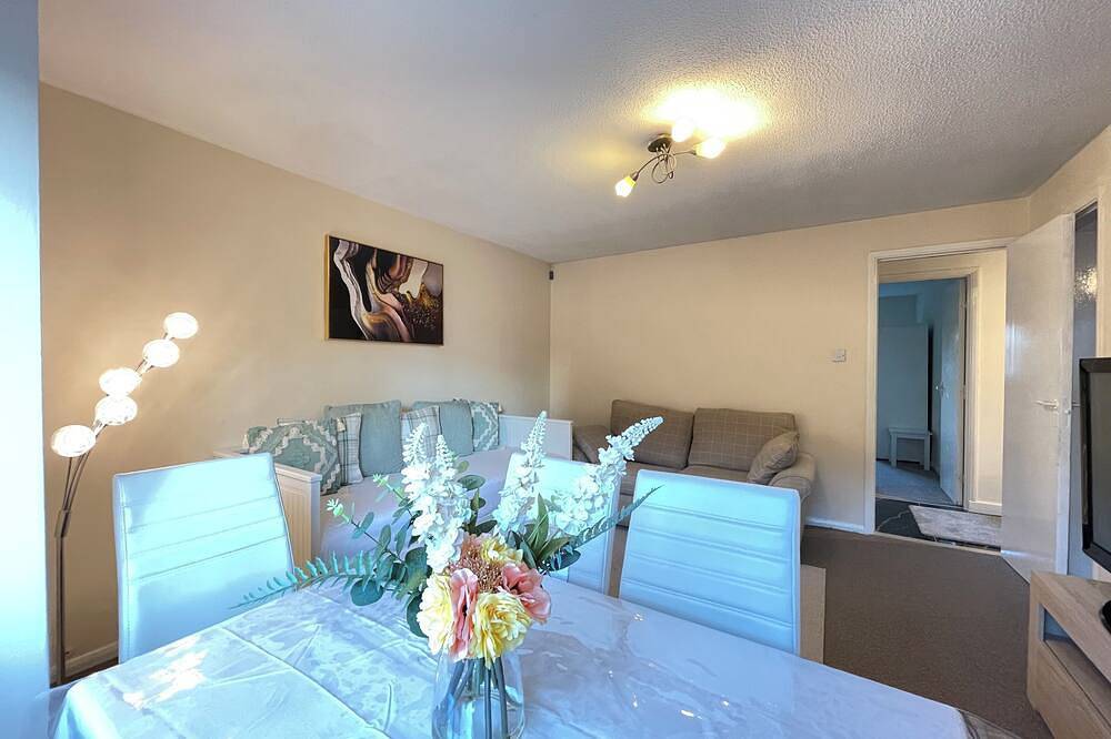 Entire apartment, Heathrow to Windsor 2 Bedroom Apartment - Free Parking & Wifi by Pinewood Studio in Slough, Berkshire