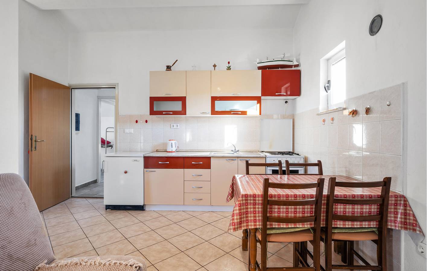 Ganze Ferienwohnung, Apartment am Meer mit Terrasse, Küche und Parkplatz – 700 m vom Camp Vala entfernt in Grebastica, Šibenik-Knin