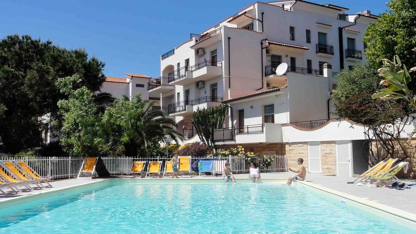 Ferienwohnung für 3 Personen, mit Balkon/Terrasse und Pool sowie Whirlpool - 1