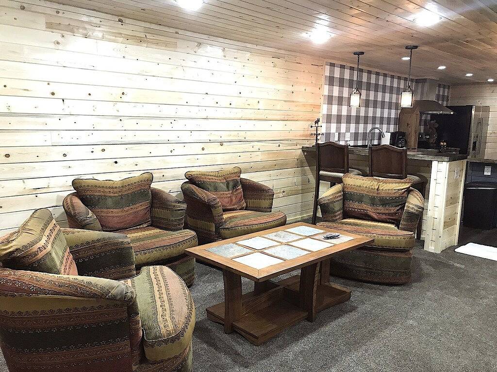 Large 5 Bed 3 Bath Cabin with 2 Full Kitchens accommodates a larger group. in Kaniksu Nationalwald