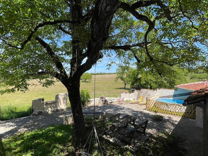 Location de vacances pour 2 personnes, avec jardin ainsi que piscine et vue à Floirac (Lot)