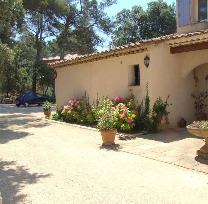 Location de vacances pour 2 personnes, avec vue et terrasse ainsi que piscine et jardin à Saint-Marc-Jaumegarde - 2