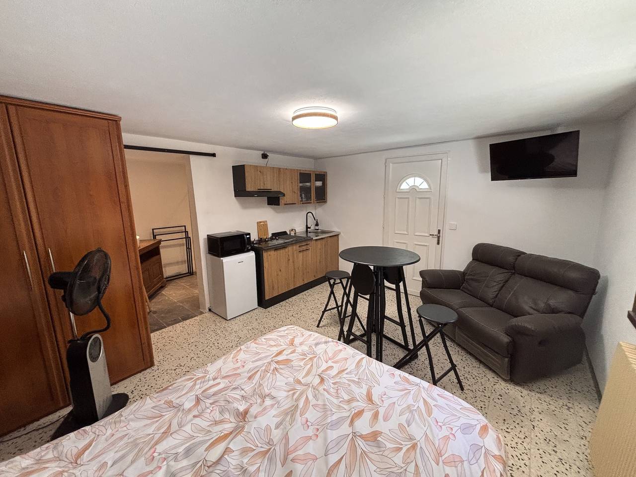 Ganzes Studio, Studio „Les Iris“ mit gemeinsamer Terrasse, Garten und Wlan in Pont-Saint-Esprit, Nimes und Umgebung