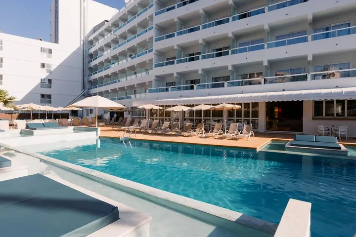 Hotel para 3 personas, con balcón y piscina - 1