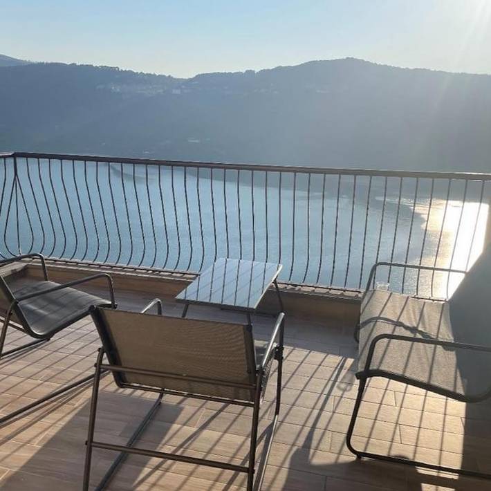 Appartamento per 4 persone, con Balcone e Terrazza nonché Vista lago e Panorama a Genzano di Roma