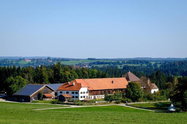 Ferienwohnung für 2 Personen, mit Terrasse und Garten sowie Sauna und Ausblick in Huglfing