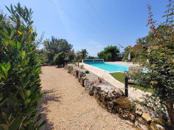 Location de vacances pour 10 personnes, avec vue ainsi que jardin et piscine à Loubressac - 4