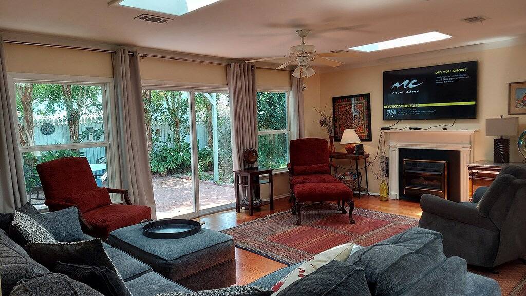 Beach & Downtown 5 Blocks, Courtyard With Grill, Full House Generator, 4 Bikes in Ocean Springs, Mississippi Gulf Coast