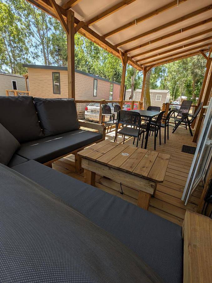 Camping pour 8 personnes, avec jacuzzi et piscine ainsi que jardin et sauna