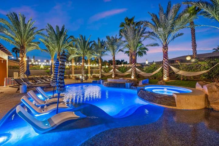 Ferienhaus für 20 Personen, mit Terrasse und Whirlpool sowie Pool, mit Haustier - 1