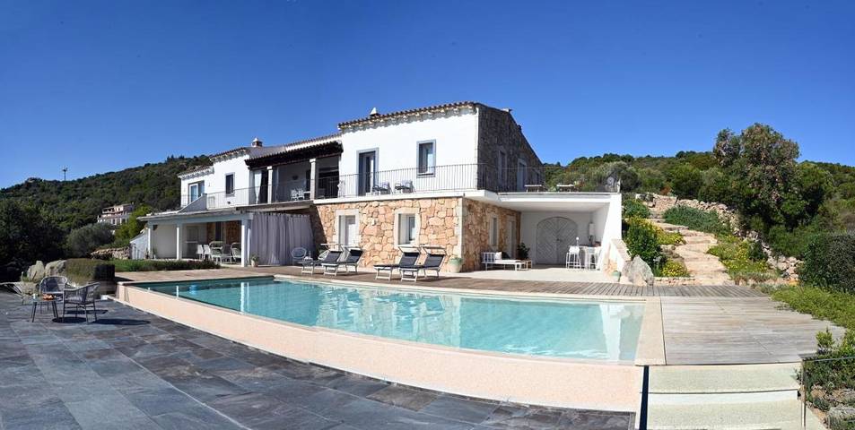 Location de vacances pour 6 personnes, avec vue et piscine ainsi que jardin et sauna à Cannigione