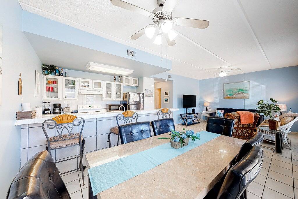 Ganze Wohnung, Ground-Floor Condo with Wifi & Shared Pool - Beach Across the Street, 2 Dogs Ok in South Padre Island, Laguna Madre