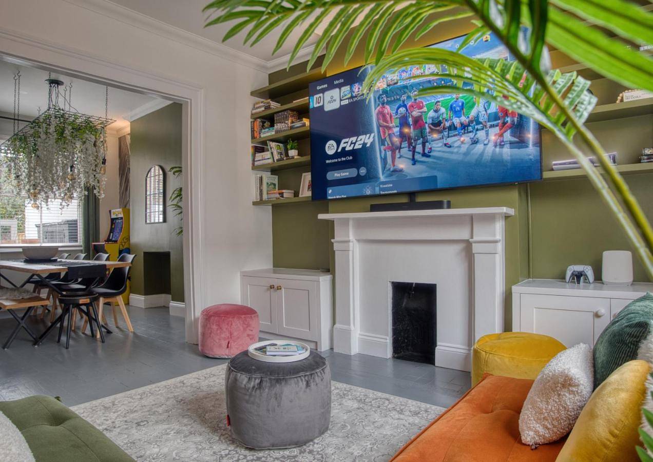London Acton - hot tub, cinema, games & arcade in Ealing, London