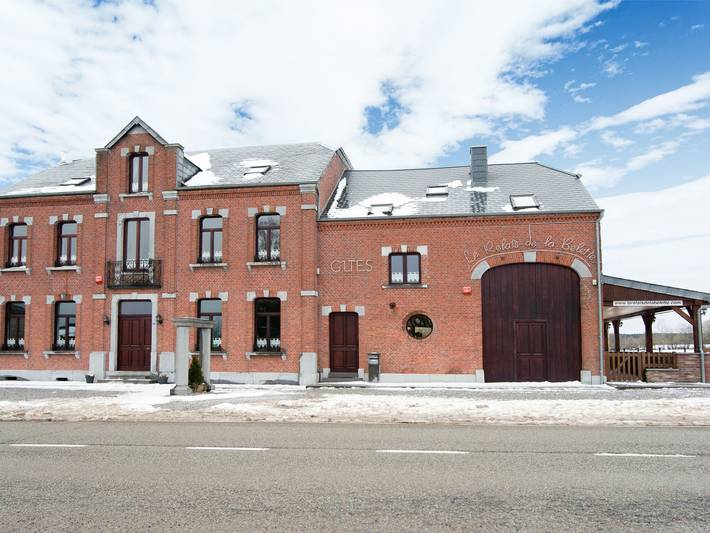 Gîte pour 5 personnes, avec terrasse, adapté aux familles dans Cul-des-Sarts