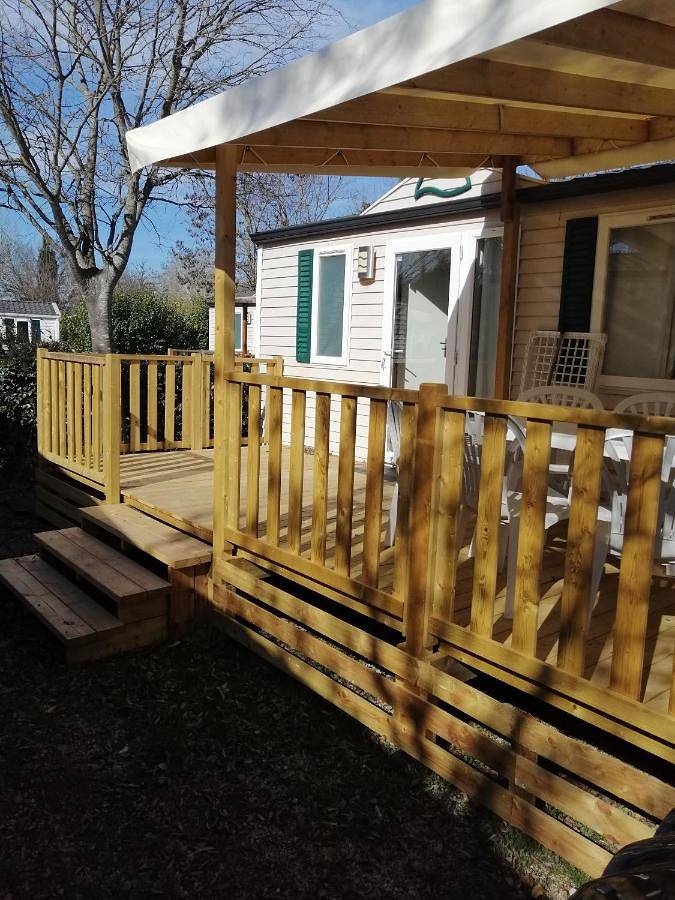 Camping pour 6 personnes, avec piscine et vue ainsi que jardin et terrasse