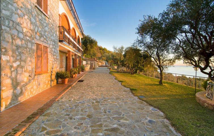 Appartement de vacances entier, Appartement avec vue sur la mer, terrasse et parking, à 2,5 km de la plage in Ascea, Cilento Coast