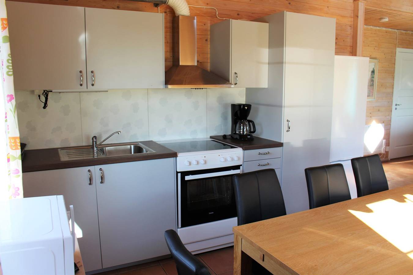 Komfort-Ferienhaus mit Seeblick, Boot und beheiztem Pool vor der Tür in Kronoberg