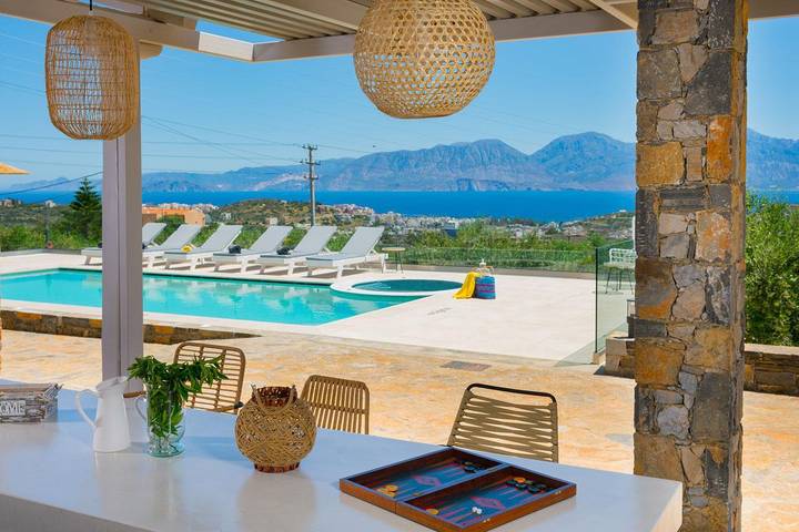 Villa for 8 people, with balcony/terrace and pool in Agios Nikolaos