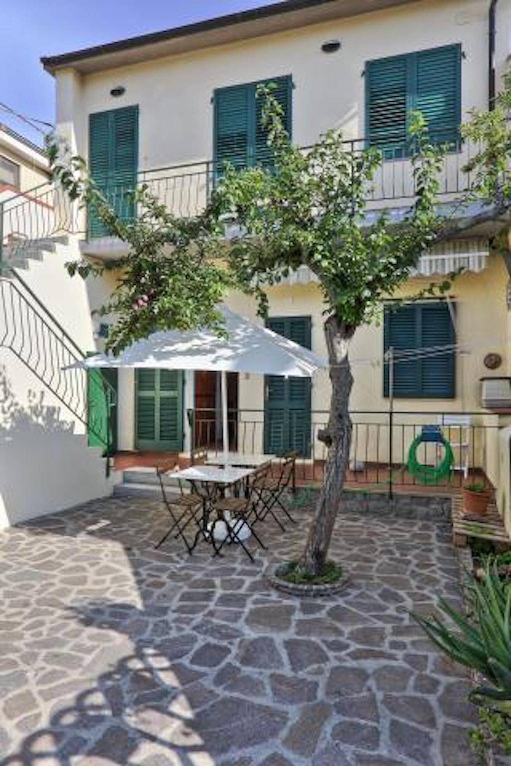 Entire apartment, Holiday Apartment "L'Arancio" in the Heart of Marina di Campo in Spiaggia di Marina di Campo, Marina di Campo