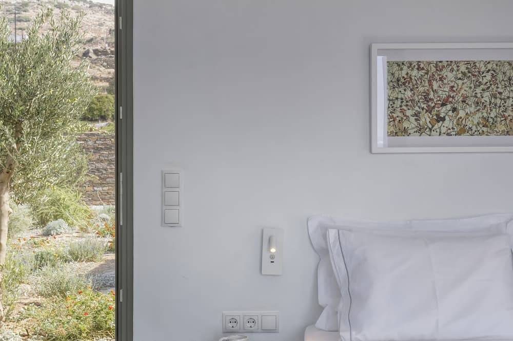Brand new 7 bedroom Villa 10min from Vathy beach in Vathi Beach, Sifnos