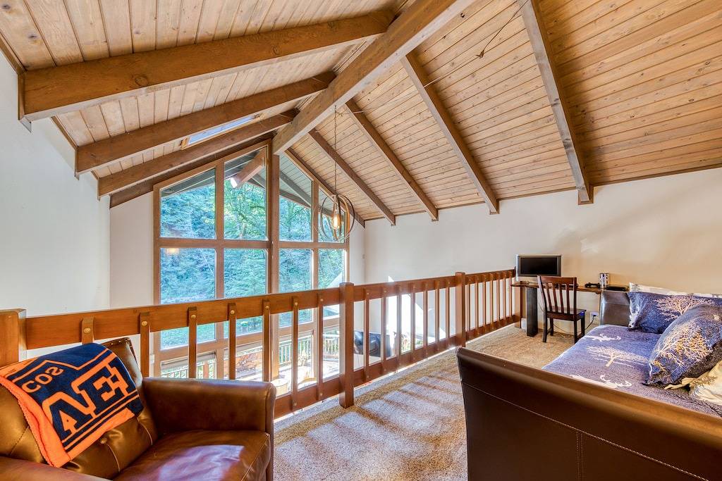 Creekside Home w / privaten Whirlpool, tolle Terrasse und tolle Aussicht auf die Wälder! in Welches, Mount Hood