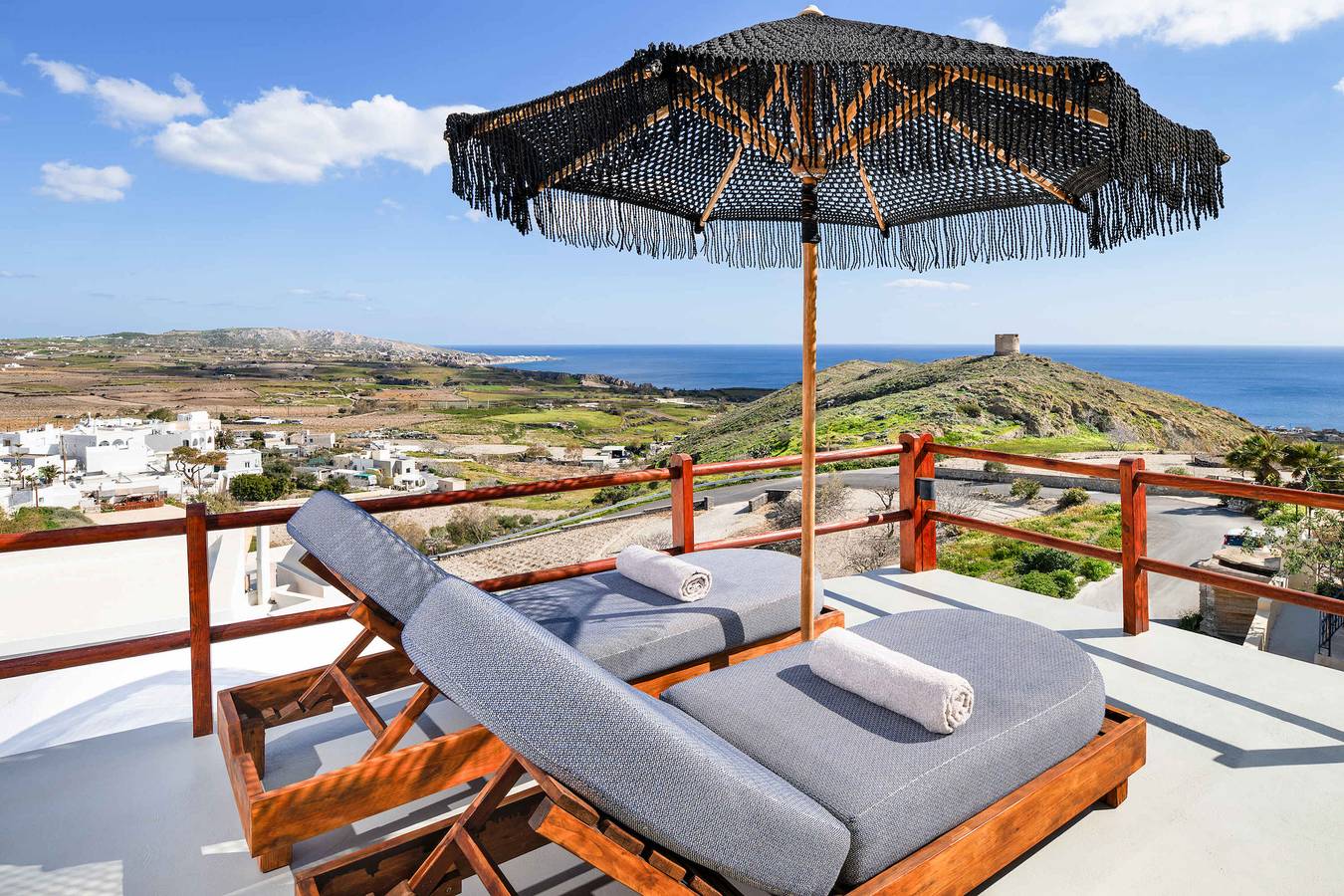 Apartamento vacacional entero, Santorini Rooftop Hot Tub Suite w/ Panoramic Views in Acrotiri, Santorini