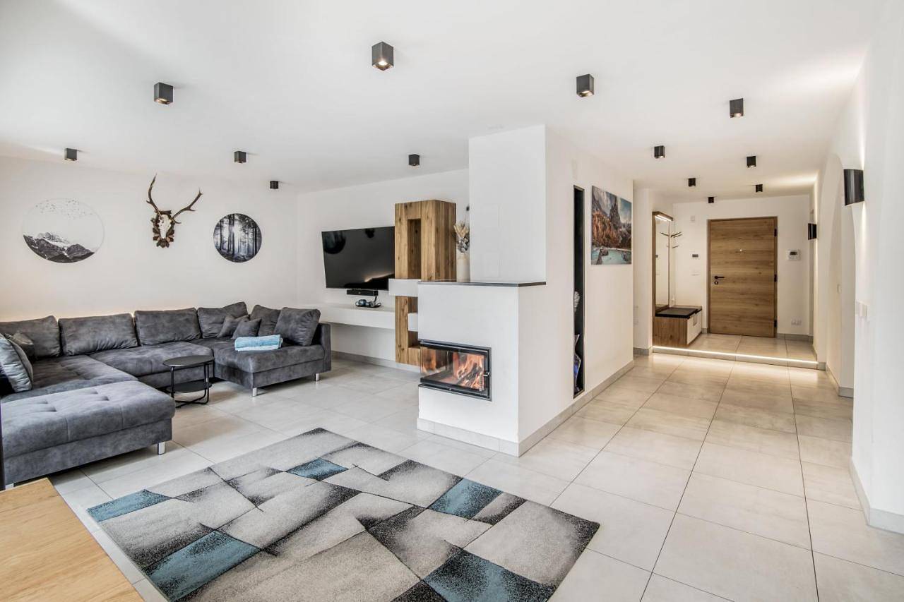 Ganze Wohnung, Stylish Alpine Apartment with Terrace, Fireplace & Mountain View near Sterzing - Villa Tribulaunblick in Gossensaß, Brenner