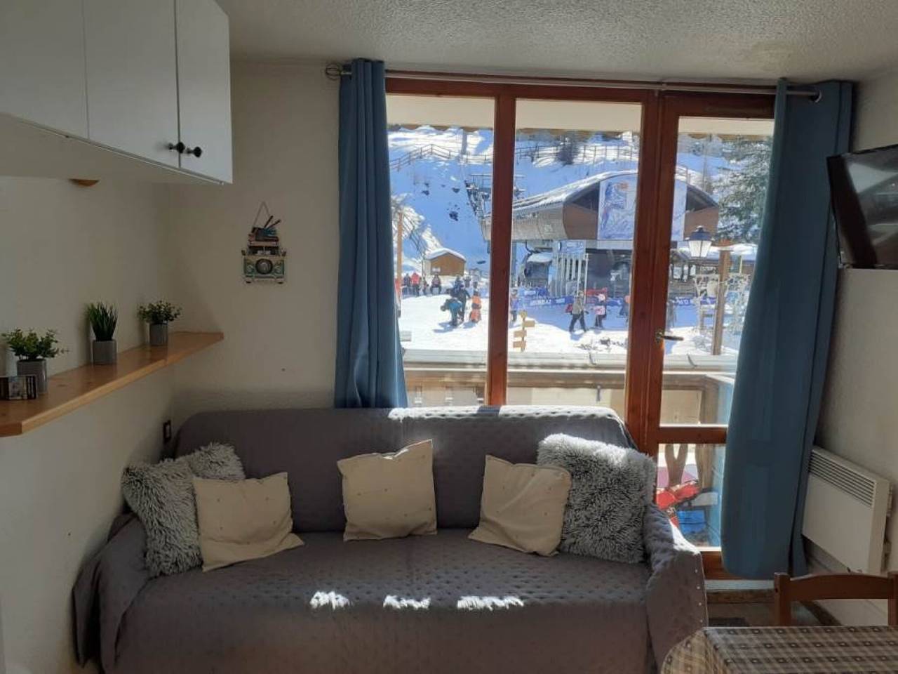 Ganzes Studio, Front de neige, 1. Etage, Südbalkon mit Blick auf Platz und Seilbahn in Valfréjus, Modane