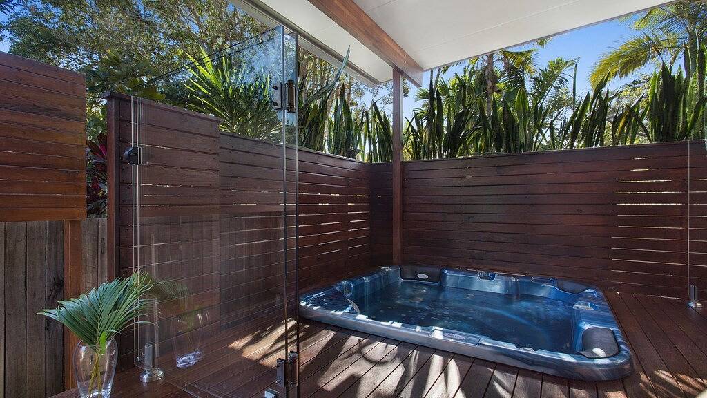 Privates Ferienhaus mit eingebautem beheizten Spa auf dem Deck in Coolum Beach, Sunshine Coast