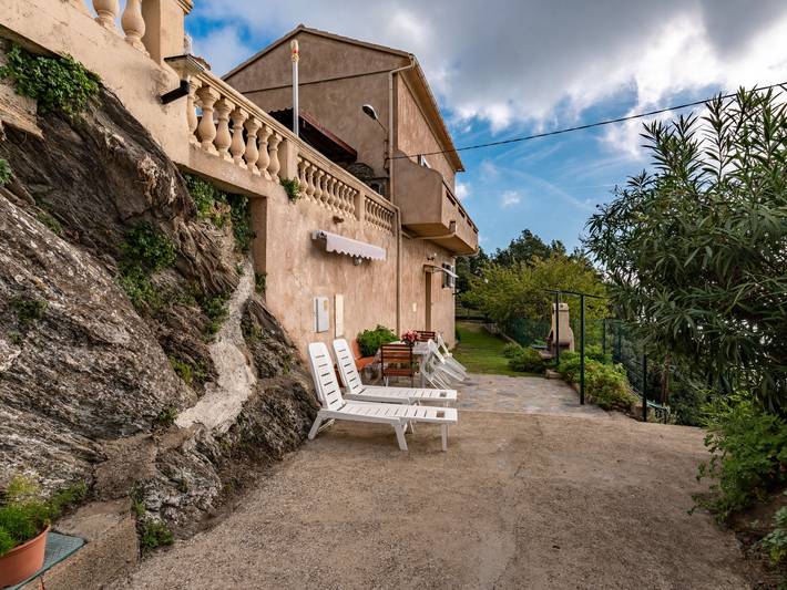 Location de vacances pour 6 personnes, avec jardin ainsi que vue et terrasse à San-Giovanni-di-Moriani