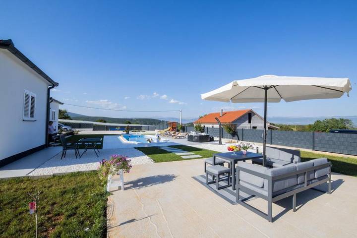 Villa pour 7 personnes, avec piscine ainsi que jardin et jacuzzi à Sinj - 4