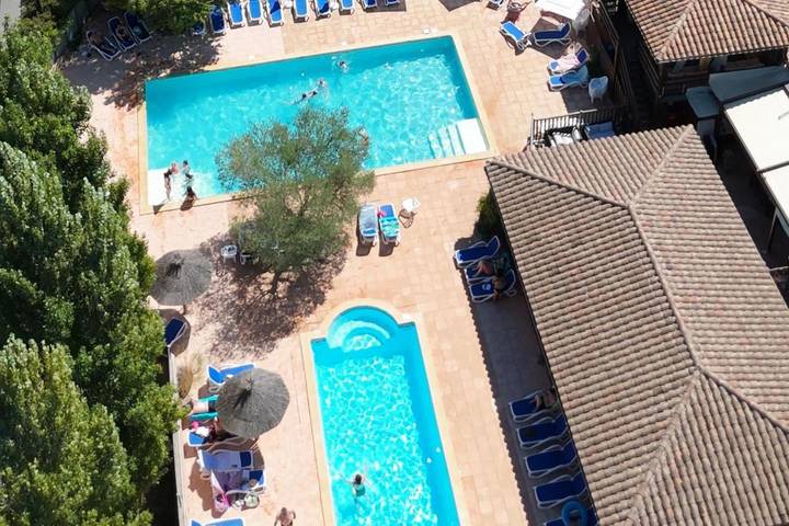 Camping pour 2 personnes, avec Terrasse et Jardin ainsi que Bassin pour enfant et Piscine