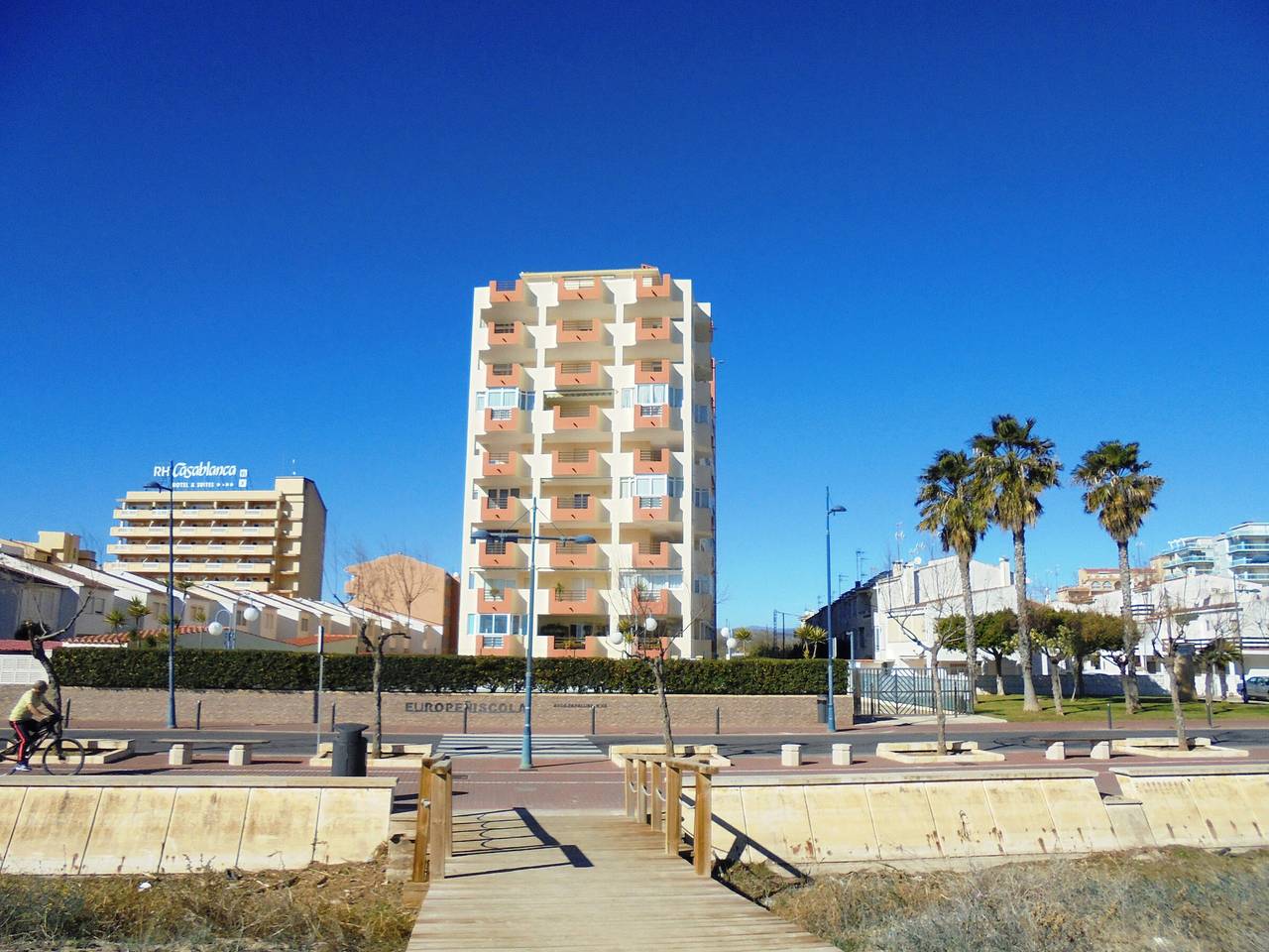 Entire apartment, Seafront apartment in Peñíscola with pool and terrace in Peñiscola, Costa del Azahar