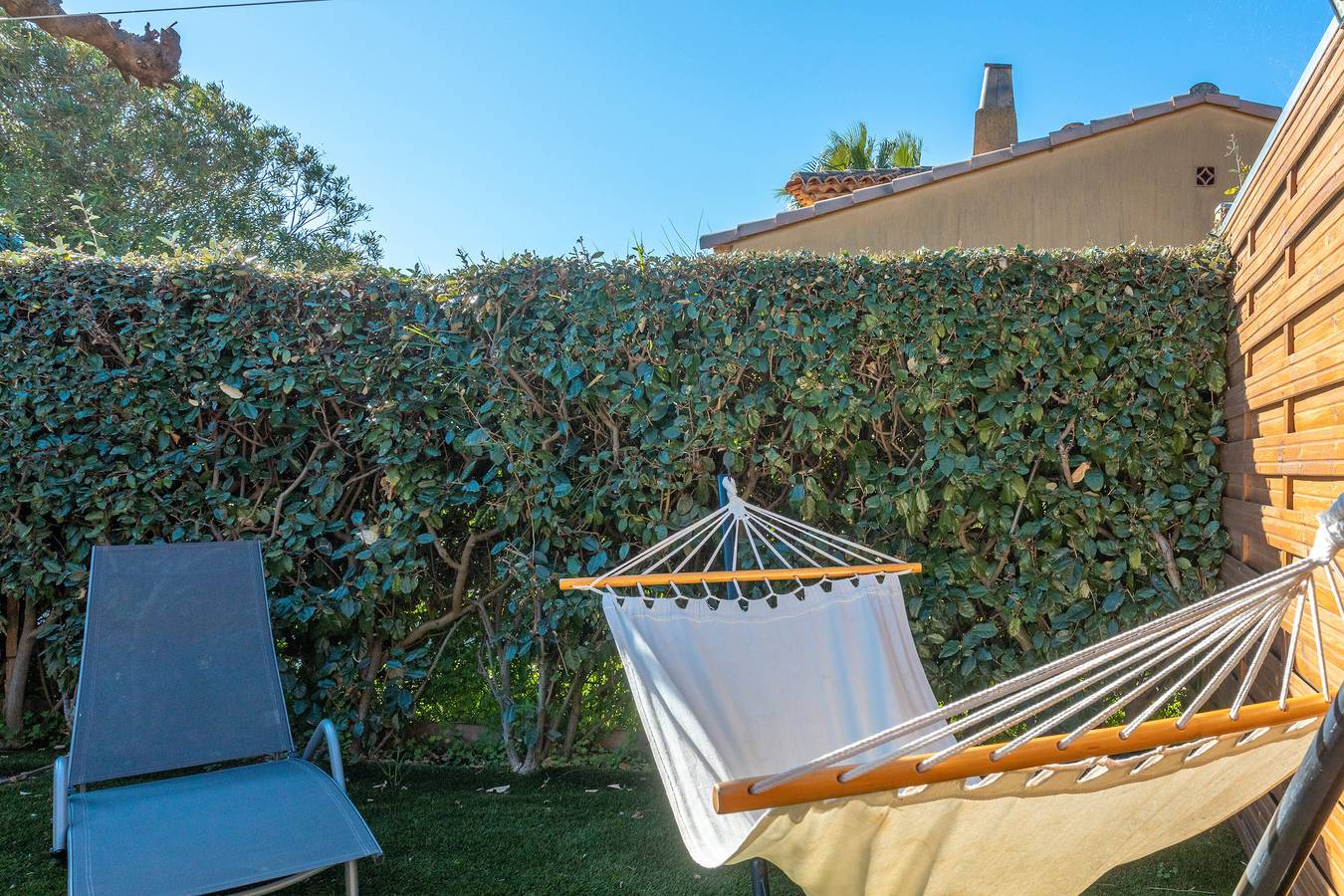 Appartement entier, Appartement 'Mazet Au Calme Pour 4 Personnes' avec piscine partagée, terrasse et climatisation in Bormes-les-Mimosas, Région de Toulon