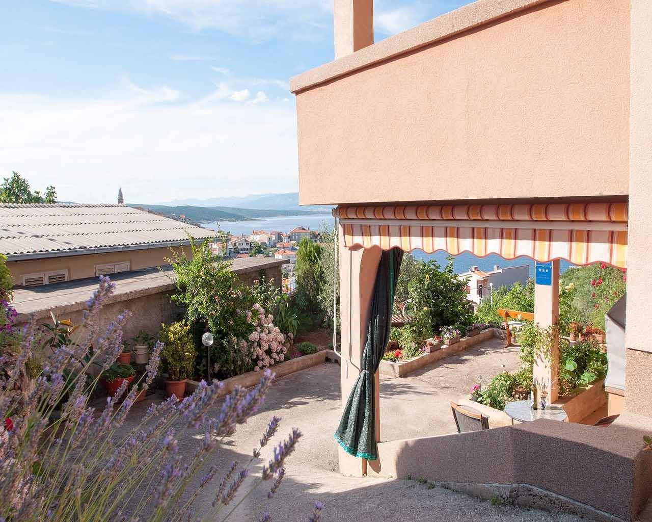 Ganzes Studio, Studio mit Terrasse und schönen Meerblick  in Vrbnik, Krk