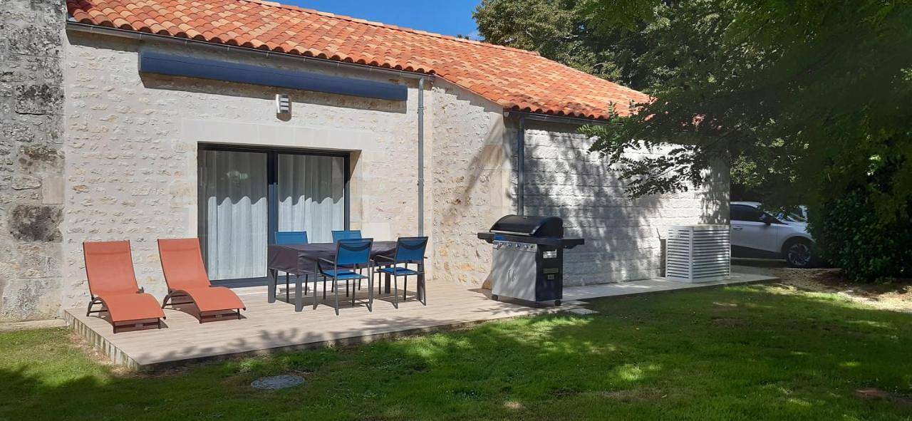 Two-Bedroom House in Saint-Porchaire, Région de Saintes