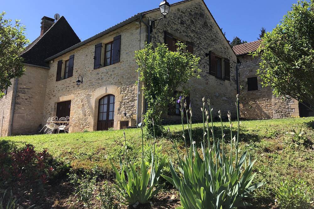Jacques Gite and Walnut Tree Farm Sleeps 4 in Saint-Cybranet, Périgord Noir