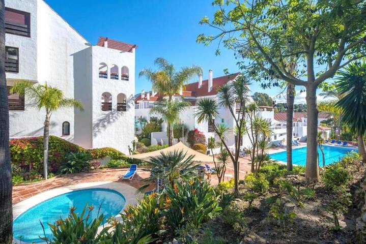 Apartamento entero, Apartamento 'Modern  Cozy Just 5 Mins From' con piscina compartida, Wi-Fi y aire acondicionado in Marbella West, Marbella