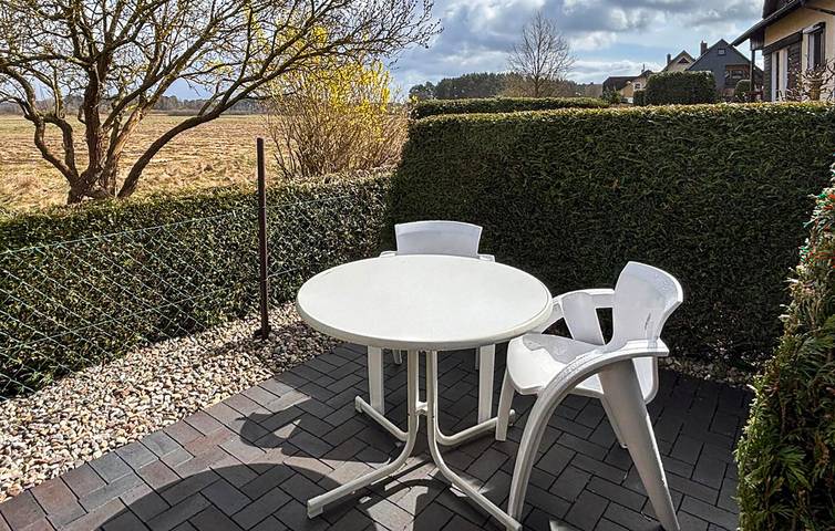 Gemütlich, nur 1 km vom Strand entfernt: WLAN, TV, Parkplatz, Terrasse und Küche inklusive! in Waren (Müritz), Müritz