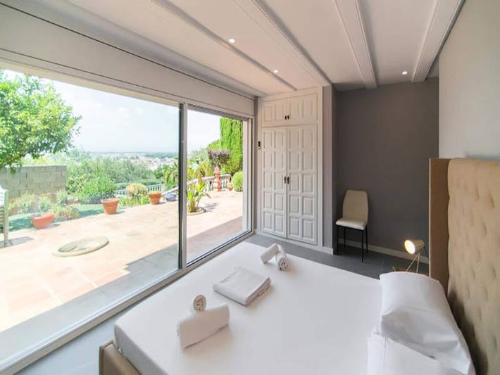 Location de vacances pour 8 personnes, avec piscine et jardin dans Canyelles Petites