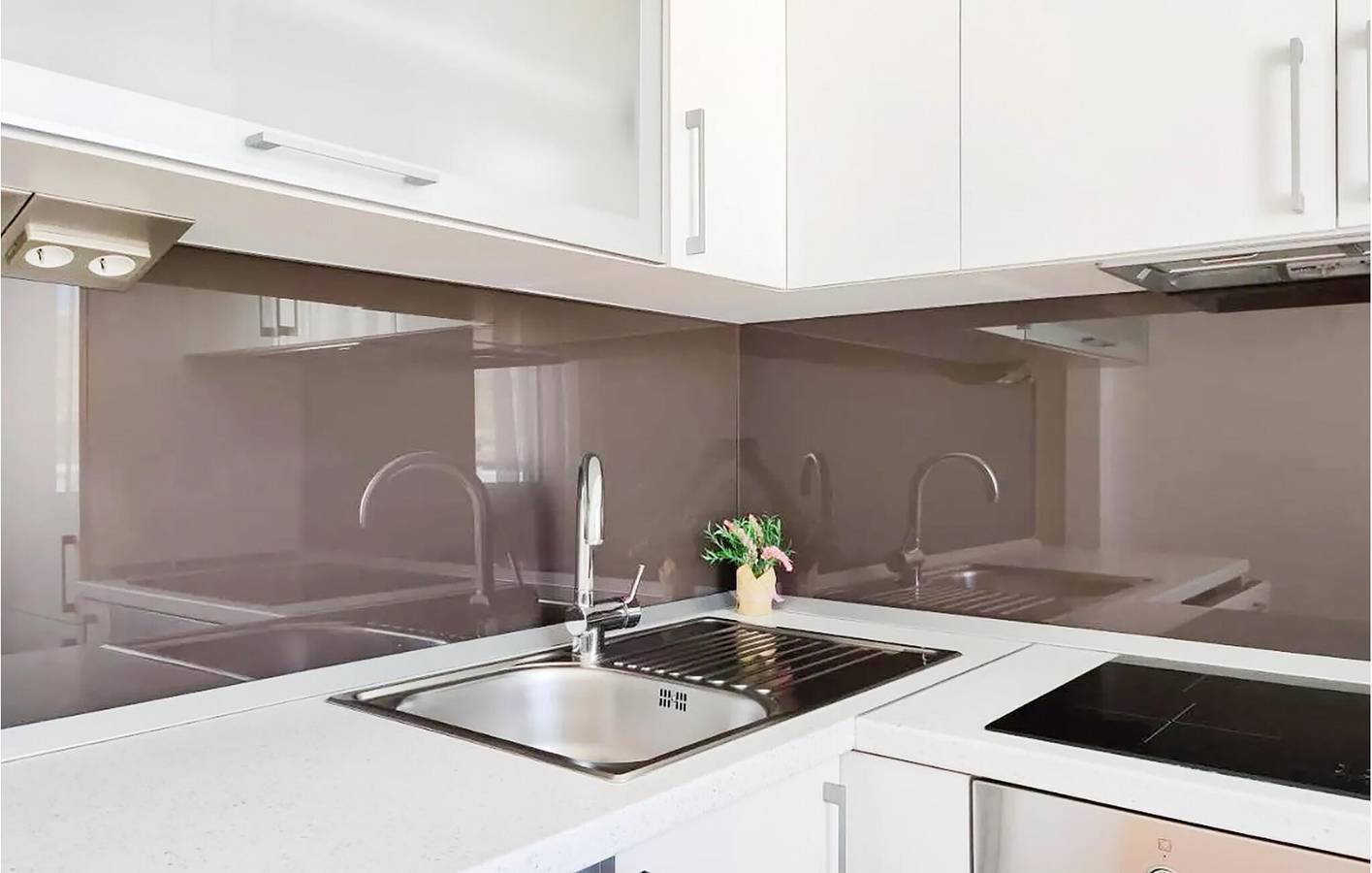 Ganze Ferienwohnung, Apartment mit Meerblick, Terrasse, Küche und Parkplatz in der Nähe des Strandes von Strobec in Stobrec, Split-Dalmatien