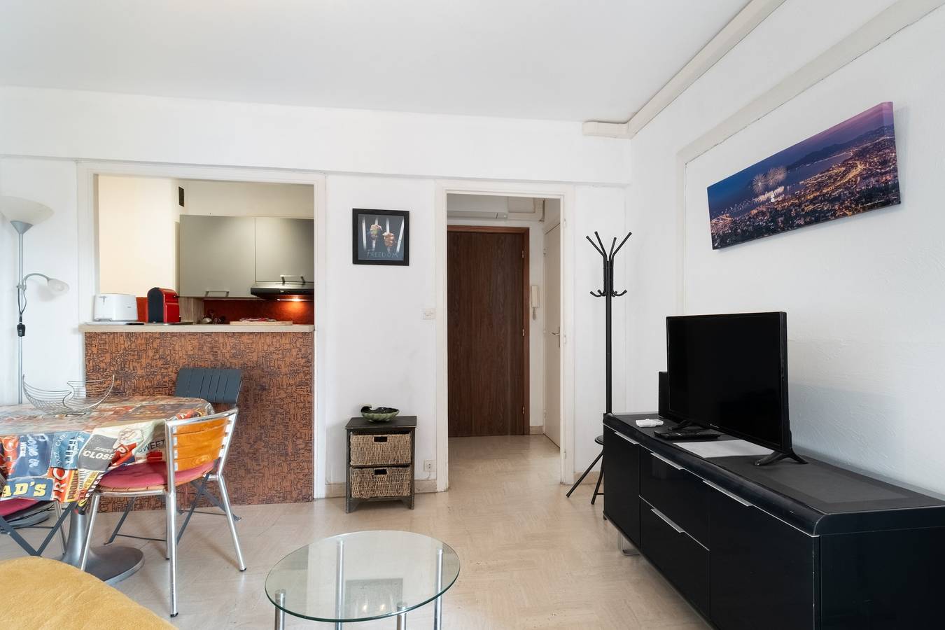 Appartement entier, Appartement « Le Rose Garden » avec balcon, Wi-Fi et climatisation in Cagnes-sur-Mer, Région de Cannes